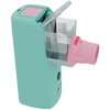 Obraz przedstawia inhalator nebulizator w kolorze miętowym z różowym ustnikiem. Na urządzeniu widoczny jest przycisk z symbolem włączania oraz przezroczysty pojemnik z miarką oznaczoną literami "a" i "b".