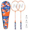 Zestaw do badmintona składający się z dwóch rakietek o pomarańczowych ramach i kolorowych rączkach, trzech lotek oraz pokrowca z napisem "NILS BADMINTON SET NRZ2051" w geometryczne wzory w kolorach pomarańczowym, niebieskim i białym.