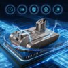 Na zdjęciu znajduje się akumulator o metalicznym wyglądzie, otoczony niebieskimi efektami świetlnymi, sugerującymi przepływ energii. W tle widoczne są ikony przedstawiające zegar, baterię, tarczę, kciuk w górę i tarczę z zegarem.