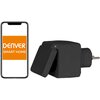 Na zdjęciu widoczny jest czarny adapter elektryczny z klapką oraz smartfon z wyświetlonym logo "DENVER SMART HOME" na pomarańczowym tle. Adapter ma wtyczkę do gniazdka elektrycznego.