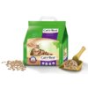 Na zdjęciu znajduje się zielone opakowanie żwirku dla kota "Cat's Best Smart Pellets 5 L" z wizerunkiem kota i tekstem "100% Plantfibre Straw - Organic Litter". Obok opakowania leży łopatka z żwirkiem oraz kilka rozsypanych granulek.