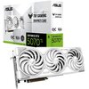 Pudełko karty graficznej z napisem "ASUS TUF Gaming Graphics Card" oraz "GeForce RTX 5070 Ti" w kolorach białym, szarym i zielonym. Przed pudełkiem znajduje się biała karta graficzna z trzema wentylatorami, na której widnieje napis "TUF Gaming".