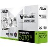Pudełko przedstawia kartę graficzną z trzema wentylatorami, a na opakowaniu widnieje napis "TUF Gaming Graphics Card". Dodatkowe informacje to "OC Edition", "16GB GDDR7 Memory", "DLSS 4", "Ray Tracing", "Reflex", "Studio", oraz logo "ASUS" i "NVIDIA".