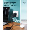 Na zdjęciu widoczna jest czarna ładowarka sieciowa podłączona do gniazdka, z trzema kablami ładującymi różne urządzenia elektroniczne na drewnianym blacie. Na ścianie obok ładowarki znajduje się napis "Szybka Ładowarka Podróżna 3-w-1" oraz oznaczenia "USB