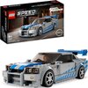 Pudełko zestawu LEGO przedstawia model samochodu Nissan Skyline GT-R (R34) z serii Speed Champions, inspirowany filmem „Za szybcy, za wściekli”, z widocznym logo LEGO i napisem "Fast & Furious". Obok pudełka znajduje się złożony model samochodu z niebieskimi i szarymi elementami oraz figurką kierowcy w środku.