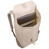Beżowo-khaki plecak na laptopa z otwartą klapą, wewnątrz którego znajduje się laptop oraz dodatkowa kieszeń na akcesoria. Plecak ma zapięcie na klamrę i regulowane szelki.