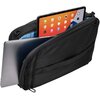 Czarny plecak na laptopa z otwartą komorą, w której znajdują się laptop i tablet. Wnętrze plecaka jest wyściełane niebieskim materiałem, a na ekranie tabletu widoczne są kolorowe ikony aplikacji.