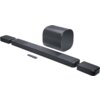 Na zdjęciu znajduje się czarny soundbar z dwoma odłączanymi głośnikami, subwooferem oraz pilotem. Produkt jest marki JBL.