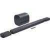 Na zdjęciu znajduje się czarny soundbar z dwoma odłączanymi głośnikami, subwooferem oraz pilotem. Produkt jest ustawiony na białym tle, a jego powierzchnia jest gładka i nowoczesna.