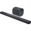 Na zdjęciu widoczny jest czarny soundbar oraz subwoofer. Soundbar ma prostokątny kształt z zaokrąglonymi krawędziami, a subwoofer ma kształt prostopadłościanu z zaokrąglonymi narożnikami.