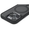 Czarne etui na telefon z trzema widocznymi obiektywami aparatu oraz okrągłym wzorem na powierzchni, zaprojektowane do współpracy z technologią MagSafe. Produkt ma gładką powierzchnię i wycięcia na przyciski boczne.