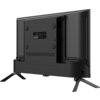 Tył telewizora z widocznymi portami i etykietą informacyjną, na której znajduje się napis "LED TV CE CB RoHS". Telewizor stoi na dwóch nóżkach, a obudowa jest w kolorze czarnym.