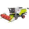 Model kombajnu z klocków plastikowych w kolorach białym, zielonym i czerwonym, z widocznymi napisami "CLAAS" oraz "370 DOMINATOR". Konstrukcja posiada szczegółowe elementy, takie jak koła, kabina i mechanizmy żniwne.