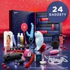 Na zdjęciu znajduje się zestaw produktów "SATISFYER EROTIC BOX Kalendarz adwentowy Delux" z napisem "24 GADŻETY" na niebieskim tle. Widać różnorodne akcesoria, w tym opakowanie z napisem "Penthouse", butelki z olejkami do masażu, świeczkę oraz inne przedm
