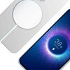 Białe etui na telefon jest przedstawione na tle dynamicznie rozpryskujących się niebieskich elementów, co sugeruje jego wytrzymałość. Tło jest ciemne, co podkreśla kontrast między etui a rozpryskującymi się elementami.