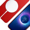 Czerwone etui z okrągłym wzorem na środku, przeznaczone do telefonu, jest widoczne obok ciemnego smartfona z dwoma obiektywami aparatu. Na etui znajdują się koncentryczne okręgi w odcieniach niebieskiego, a na telefonie widoczne jest logo w kształcie nadg