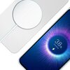 Białe etui na telefon jest przedstawione w dynamicznej kompozycji z niebieskimi, rozpraszającymi się fragmentami, które tworzą efekt eksplozji. Tło jest ciemne, co podkreśla kontrast między etui a niebieskimi elementami.
