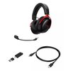 Czarno-czerwone słuchawki nauszne z odłączanym mikrofonem, kablem USB-C oraz adapterem USB. Na nausznikach widoczne jest logo "HyperX".
