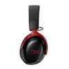 Czarno-czerwone nauszne słuchawki z widocznym logo "HYPERX" na zewnętrznej stronie nausznika. Słuchawki mają miękkie wykończenie pałąka i przewód łączący nausznik z pałąkiem.