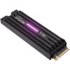 Czarny dysk SSD z radiatorem, na którym widnieje logo "micron crucial" oraz oznaczenie modelu "T710", z podświetleniem w kolorze fioletowym. Dysk posiada złącze na jednym z końców.