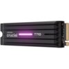 Czarny dysk SSD z radiatorem, z widocznym logo "micron crucial" oraz oznaczeniem modelu "T710", posiada podłużne żłobienia i świecący na różowo pasek. Po prawej stronie widoczne są złote złącza.