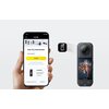 Na zdjęciu widać smartfon z aplikacją Insta360, na ekranie której znajduje się pole do wpisania numeru seryjnego oraz przycisk "INQUIRE". Obok smartfona znajduje się kamera Insta360 z wyświetlaczem pokazującym zdjęcie pary na tle nocnego miasta.