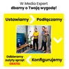 Na zdjęciu znajduje się telewizor w salonie, obok którego stoi osoba w żółtej koszulce oraz para. Na żółtym tle widnieje tekst: "W Media Expert dbamy o Twoją wygodę! Ustawiamy > Podłączamy > Konfigurujemy Odbieramy zużyty sprzęt GRATIS!".