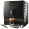 Czarny ekspres do kawy z wyświetlaczem pokazującym opcje "Espresso" i "Coffee", poniżej logo "jura" oraz napis "C9". Na tacy ociekowej stoi szklanka z kawą.