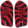 Czarno-czerwone ochraniacze piłkarskie z falistym wzorem, na których widnieje herb z napisem "FCB". Produkt oznaczony jako "Ochraniacze piłkarskie FC BARCELONA 277965 (rozmiar M)".