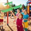 Zielony samolot styropianowy z czarnym elementem na przodzie, pokryty żółtymi plamkami, unosi się w powietrzu. Model ma prostą konstrukcję z dużymi skrzydłami i ogonem, co nadaje mu lekkości i aerodynamicznego wyglądu.