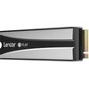 Na zdjęciu widoczny jest dysk SSD z napisem "Lexar PLAY" na obudowie, która ma czarno-srebrne wykończenie. Po prawej stronie znajduje się złącze dysku.