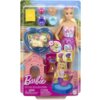 Opakowanie zawiera lalkę w stroju kąpielowym, zestaw akcesoriów basenowych, figurkę psa oraz elementy do zabawy w wodzie. Na opakowaniu widnieje logo "Barbie" oraz napis "Color Change", a także ostrzeżenie o ryzyku zadławienia w języku angielskim, francus