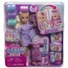 Opakowanie zawiera lalkę w fioletowym szlafroku, zestaw akcesoriów do stylizacji włosów oraz dodatkową sukienkę. Na opakowaniu widnieje napis "Barbie Dream Besties" oraz ilustracje przedstawiające różne fryzury, a także informacja "15+ Pieces" i logo "Bar
