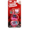 Opakowanie zawiera lalkę Polly Pocket oraz kompaktowy zestaw z motywem urodzinowym, w tym tort i dekoracje. Na opakowaniu widnieje logo "Mattel" oraz napis "Polly Pocket", a także ostrzeżenie o małych elementach.