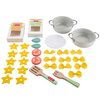 Opakowanie zabawki "Zabawka makaron szefa kuchni FISHER PRICE JFG14" przedstawia zestaw do zabawy w gotowanie, składający się z 31 elementów, w tym makaronu w kształcie gwiazdek i kokardek, garnków oraz akcesoriów kuchennych. Na opakowaniu widnieje logo "