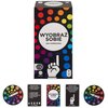 Pudełko gry towarzyskiej z napisem "WYOBRAŹ SOBIE GRA IMPREZOWA" na tle kolorowych kropek, poniżej logo MATTEL Games oraz symbol wskazującej dłoni. Przed pudełkiem znajdują się dwie tarcze z cyframi i cztery karty, z których jedna zawiera tekst: "Wyobraź 