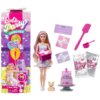 Opakowanie produktu "Barbie Party Unboxed" jest kolorowe, z dominującymi odcieniami różu i fioletu, zawiera grafikę lalki Barbie oraz napisy: "Barbie Party", "UNBOXED", "10 SURPRISES", "DOUGH INCLUDED", "DOLL INCLUDED", "COLOR CHANGE". Obok opakowania zna