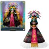 Lalka Monster High Skelita Calaveras Dia De Muertos jest ubrana w czarną suknię z kolorowymi wzorami i różowym pasem, a na głowie ma ozdobny, wielobarwny headdress. Opakowanie zawiera napisy: "Skelita Calaveras", "Dia De Muertos", "Edition-Édition-Edición