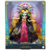 Pudełko zawiera lalkę w ozdobnym stroju z motywami kwiatowymi i czaszkami, na tle kolorowych świec i czaszek. Na opakowaniu widnieje tekst: "Monster High Skullector Skelita Calaveras Día de Muertos Edición-Édition-Edition" oraz logo "Mattel".
