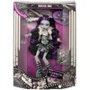 Pudełko zawiera lalkę z serii Monster High, ubraną w strój z futrzanym kołnierzem i spódniczką, z długimi, ciemnymi włosami z fioletowymi pasemkami. Na opakowaniu widnieje tekst: "Monster High Reel Drama - Drama de Película - Drame au Cinéma" oraz "Admit 