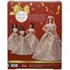 Czerwone tło z motywem świątecznym, na którym widnieje napis "Holiday Barbie 2025" oraz cztery lalki w złotych sukniach. Na dole znajduje się logo "Barbie" oraz tekst informacyjny dotyczący produktu.