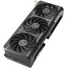 Czarna karta graficzna z trzema dużymi wentylatorami, na których widoczne są napisy "PRIME" i "ASUS". Na boku karty znajduje się napis "RADEON", a na krawędzi bocznej widoczny jest napis "ASUS".