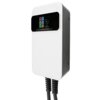 Biały prostokątny panel z czarnym wyświetlaczem, na którym widoczne są kolorowe ikony oraz symbol błyskawicy. Pod wyświetlaczem znajduje się napis "EV CHARGING STATION".