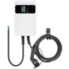 Biały panel ładowarki do samochodu elektrycznego z wyświetlaczem, na którym widoczne są kolorowe ikony oraz napis "EV CHARGING STATION". Obok panelu znajduje się zwinięty kabel z wtyczką do ładowania.