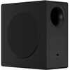 Czarny subwoofer o prostokątnym kształcie z okrągłym głośnikiem na jednej ze ścian oraz otworem basowym i panelem z gniazdem zasilania na innej. Produkt nie posiada widocznych napisów ani logo.