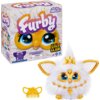Pudełko z napisem "Furby" i "Gold Glam" przedstawia interaktywną zabawkę z dużymi, błyszczącymi oczami. Obok znajduje się biała maskotka z elementami w kolorze złotym, w tym koroną i naszyjnikiem, oraz mały złoty grzebień.