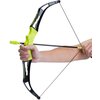 Na zdjęciu widoczny jest łuk z jasnozielonym uchwytem i czarnymi elementami, trzymany przez dwie ręce. Na łuku znajduje się napis "ARCHERY", a cięciwa jest napięta z założoną strzałą o jasnozielonym grocie.
