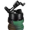 Bidon NILS CAMP NC4106 o pojemności 500 ml w kolorze zielonym, z czarną zakrętką i uchylnym zamknięciem. Korpus bidonu ma harmonijkową strukturę, łączącą odcienie zieleni i brązu.