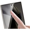 Na zdjęciu widać smartfon z nałożonym szkłem ochronnym, na którym znajduje się odcisk palca. Szkło ma efekt prywatyzujący, co powoduje, że ekran jest częściowo zaciemniony.