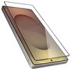 Na zdjęciu widoczny jest smartfon z nałożonym szkłem hartowanym, które pokrywa cały ekran urządzenia. Szkło ma czarne krawędzie i jest lekko uniesione nad ekranem, co sugeruje jego pełne dopasowanie do wyświetlacza.